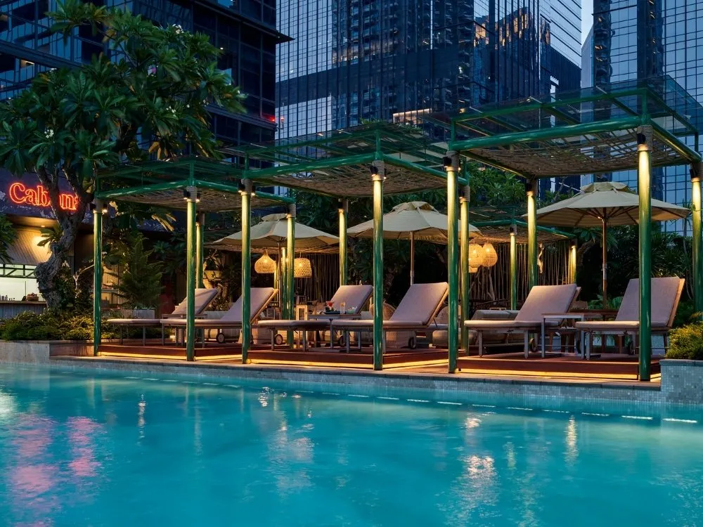 Pool Area dengan Cabana Eksklusif di Hotel Resort Jakarta